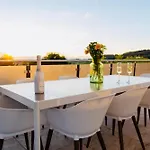 Modernes Penthouse Mit Whirlpool, Xxl-terrasse Mit Bergblick & Tischfussball