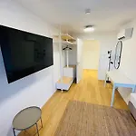 Modernes Penthouse Mit Whirlpool, Xxl-terrasse Mit Bergblick & Tischfussball