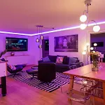 Modernes Penthouse Mit Whirlpool, Xxl-terrasse Mit Bergblick & Tischfussball ולדקירכן