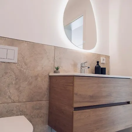 Modernes Penthouse Mit Whirlpool, Xxl-terrasse Mit Bergblick & Tischfussball