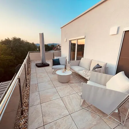 Apartment Penthouse Mit Whirlpool, Sauna, Xxl-terrasse Mit Bergblick&tischfußball *