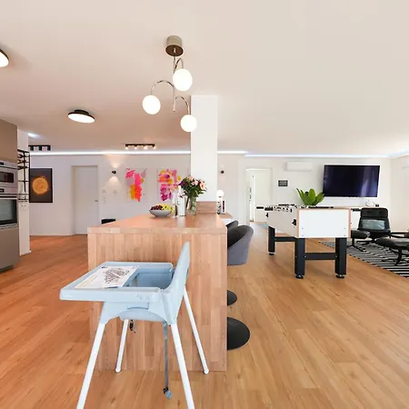 Penthouse Mit Whirlpool, Sauna, Xxl-terrasse Mit Bergblick&tischfußball Apartment