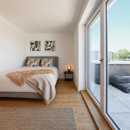 Apartment Penthouse Mit Whirlpool, Sauna, Xxl-terrasse Mit Bergblick&tischfußball *