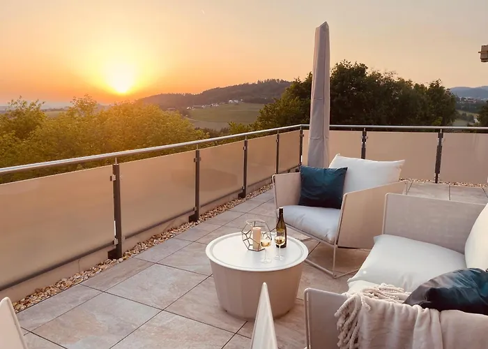 Modernes Penthouse Mit Whirlpool, Xxl-terrasse Mit Bergblick & Tischfussball