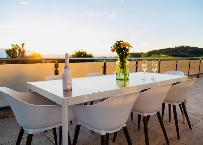 Modernes Penthouse Mit Whirlpool, Xxl-terrasse Mit Bergblick & Tischfussball