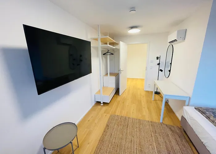 Modernes Penthouse Mit Whirlpool, Xxl-terrasse Mit Bergblick & Tischfussball