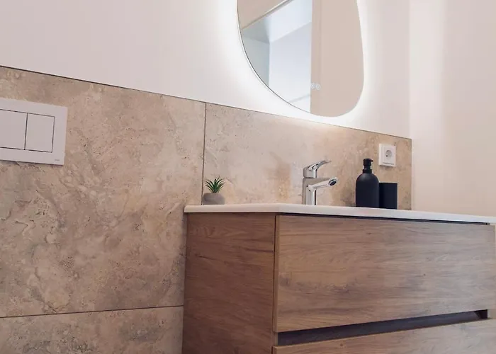 Modernes Penthouse Mit Whirlpool, Xxl-terrasse Mit Bergblick & Tischfussball